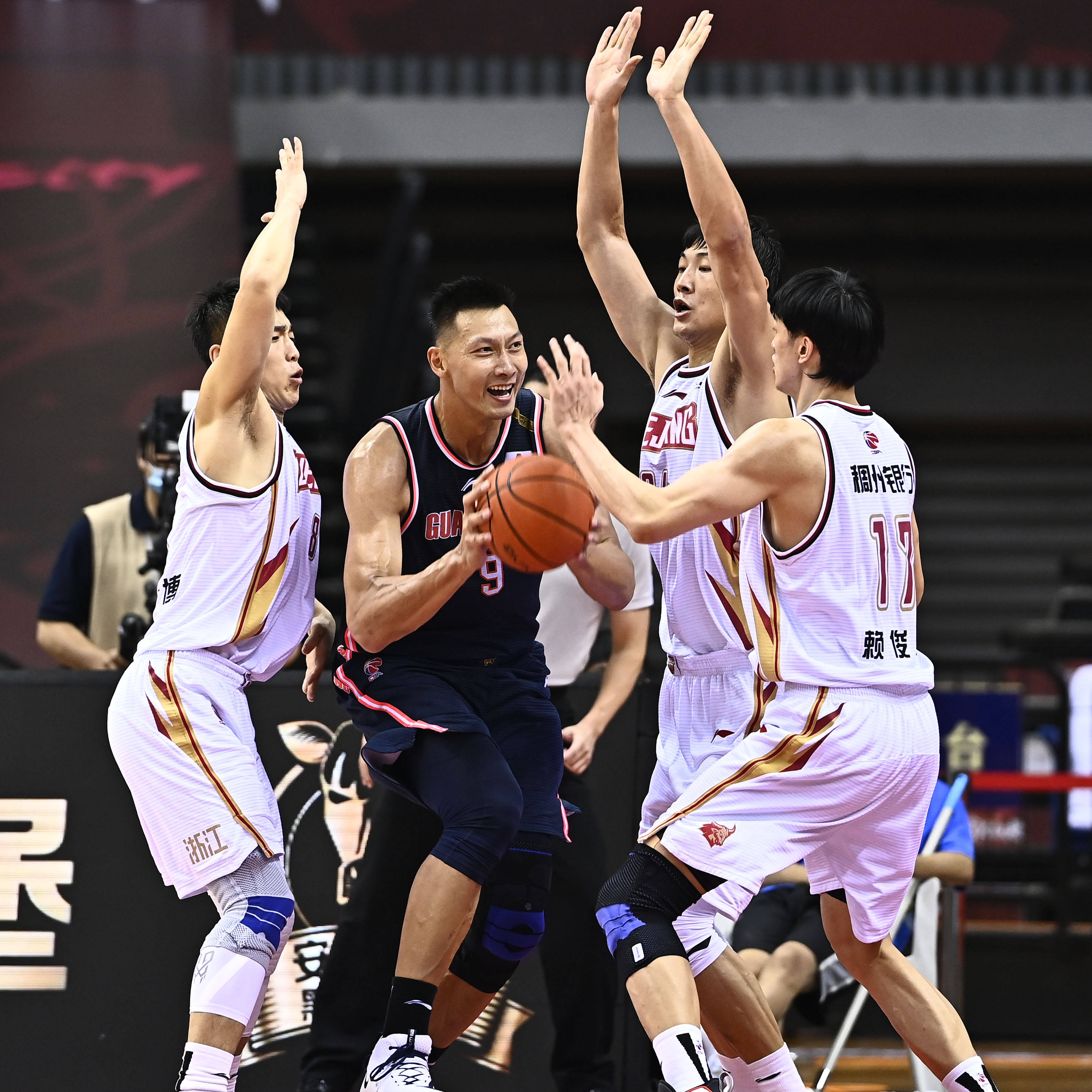 风云突变！新疆广汇赛后完成体检；CBA常规赛版图或变；气氛紧张；临场指挥获称赞 -ewc投注网站