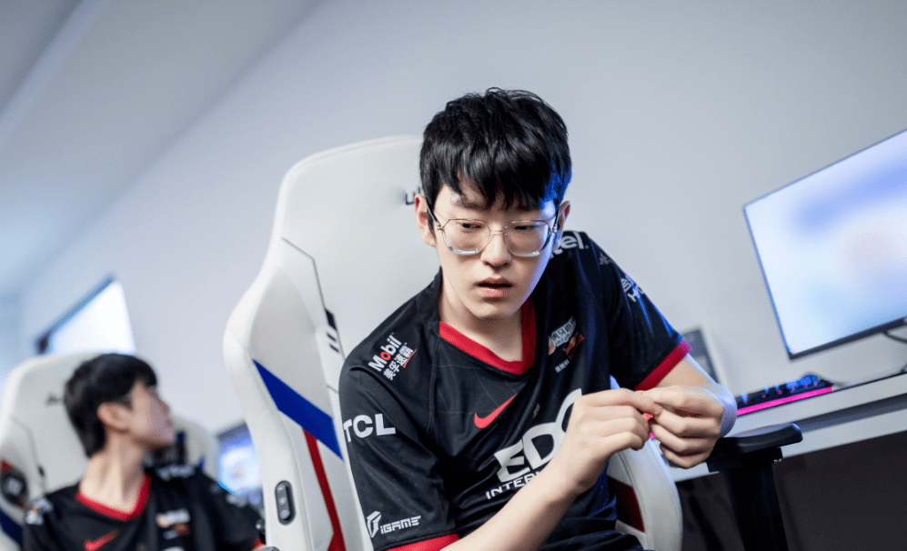 莎拉波娃与40激战瑞士队分钟赛后战术微调，Rookie爆冷击败瑞士队看傻球迷 -ewc赛事官网